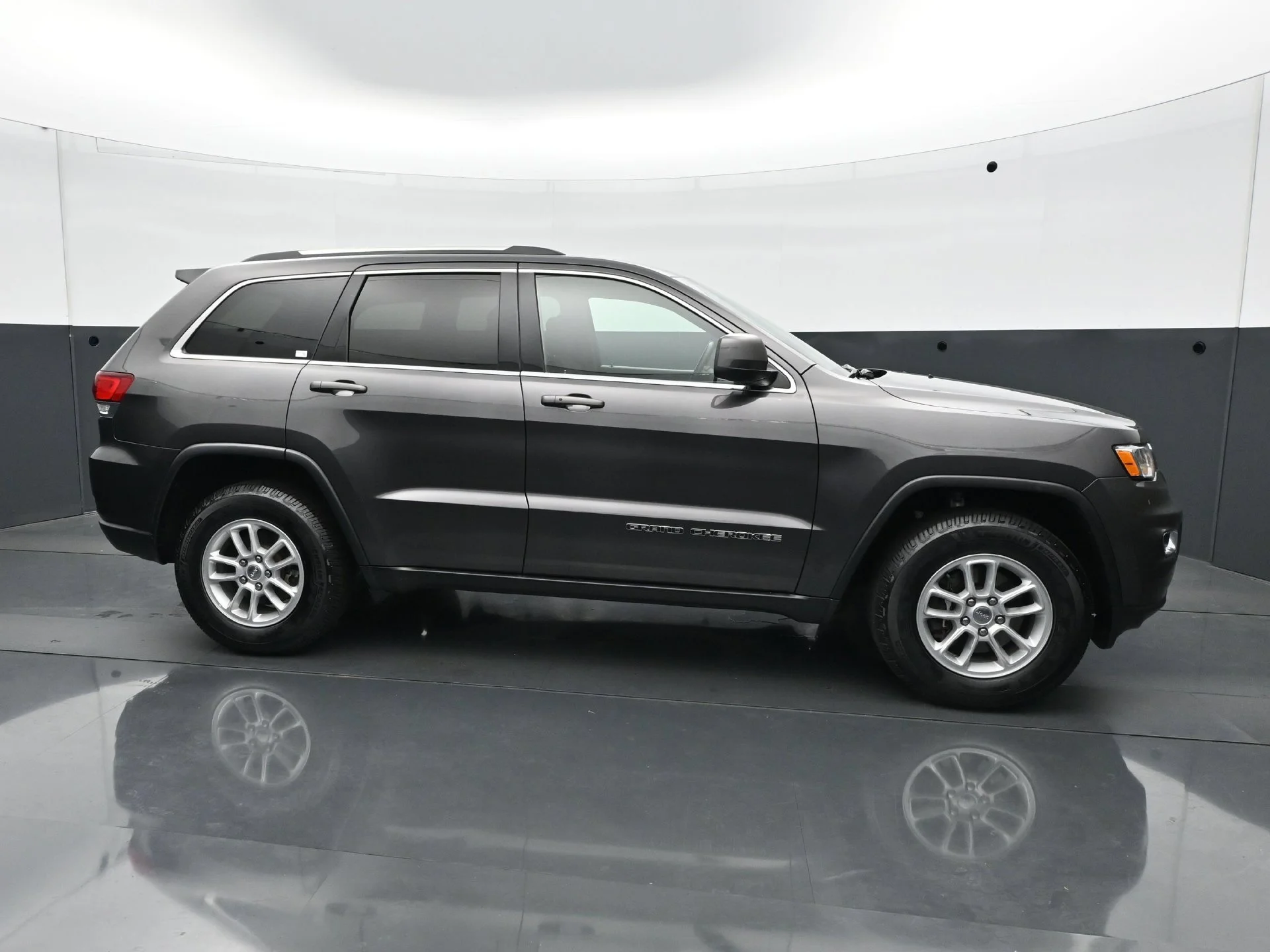 Used 2020 Granite Crystal Metallic Clearcoat Jeep Laredo E image 9