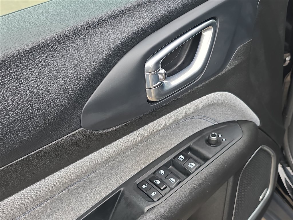 Certified Used 2025 Black Jeep Latitude image 22