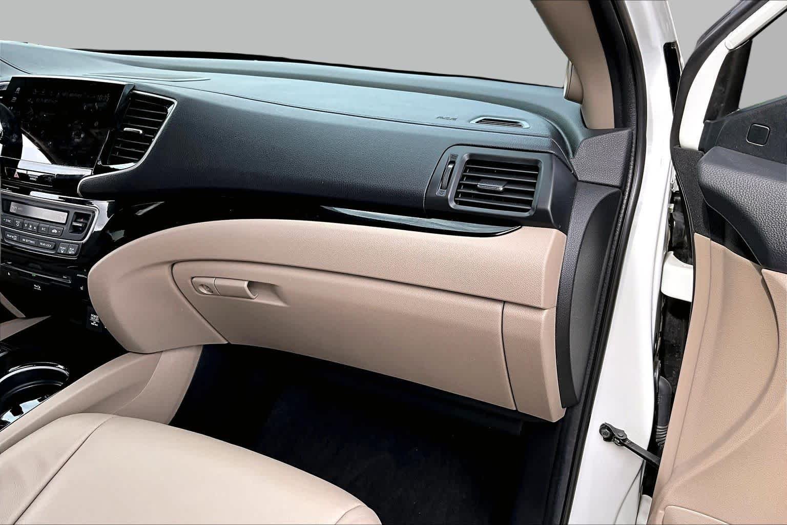 Used 2022 Platinum White Pearl Honda Touring 8-Passenger image 19