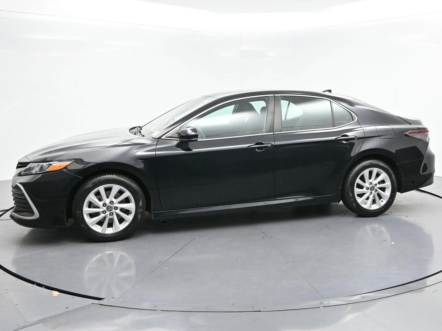Used 2022 Midnight Black Metallic Toyota LE image 4