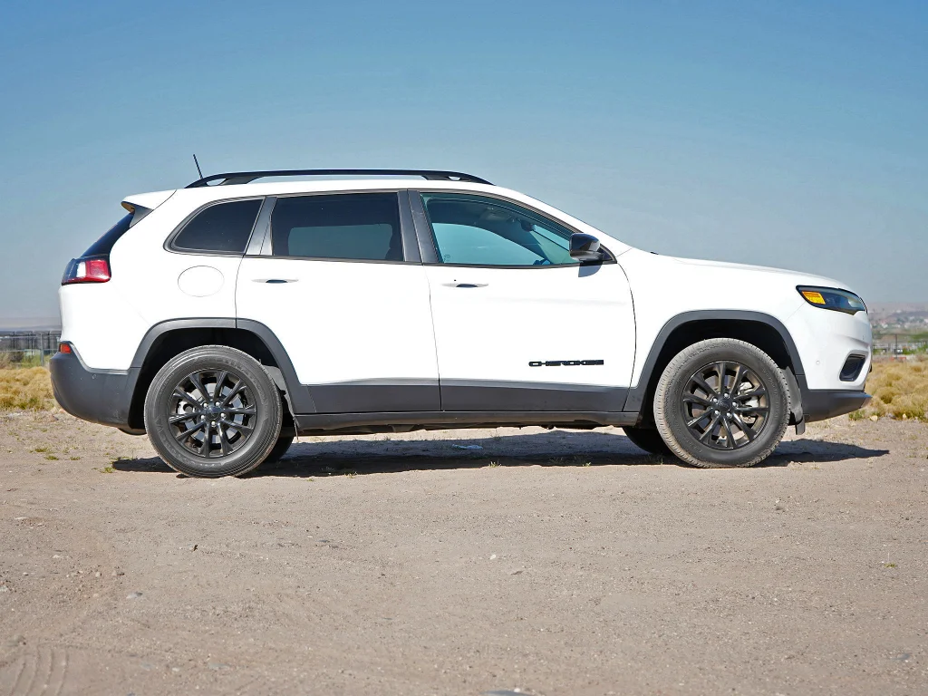 Used 2023 Bright White Clearcoat Jeep Altitude Lux image 4
