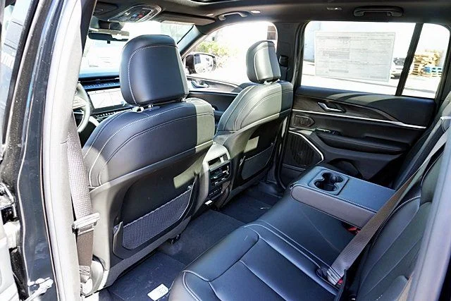 New 2026 Diamond Black Crystal Pearl-Coat Exterior Paint Jeep Limited image 22