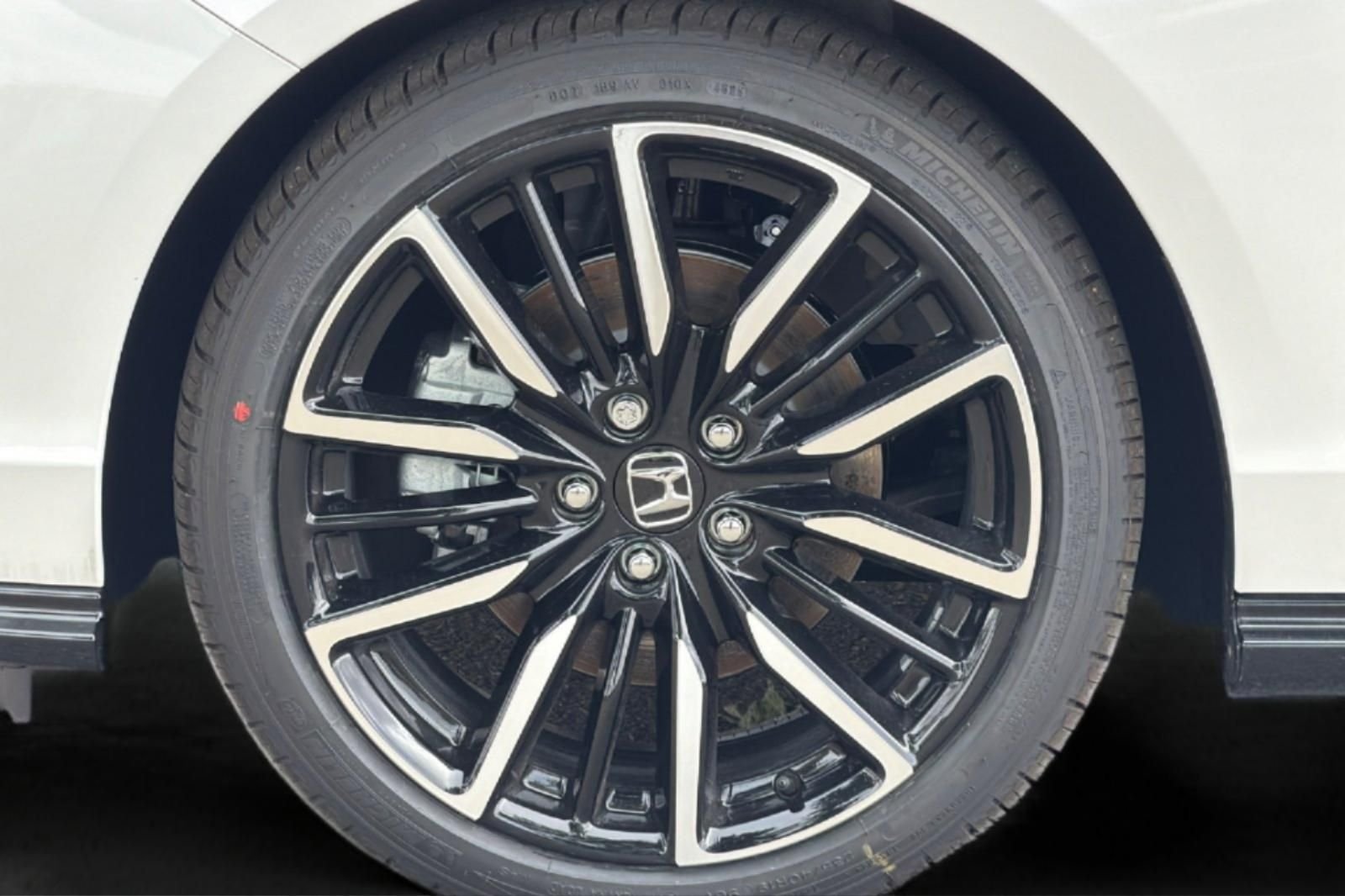 New 2026 Platinum White Pearl Honda Touring image 31