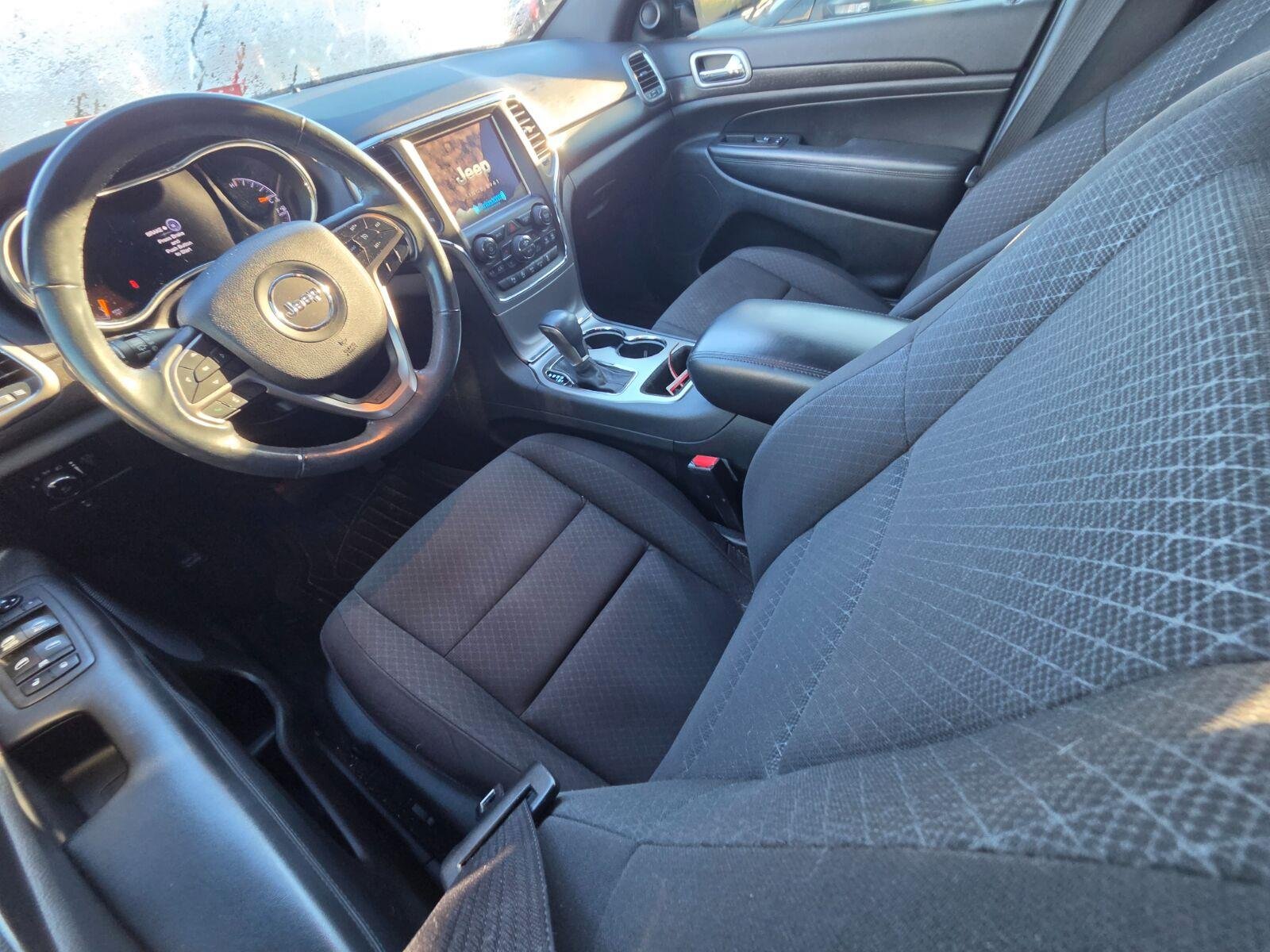Used 2018  Jeep Laredo E image 8