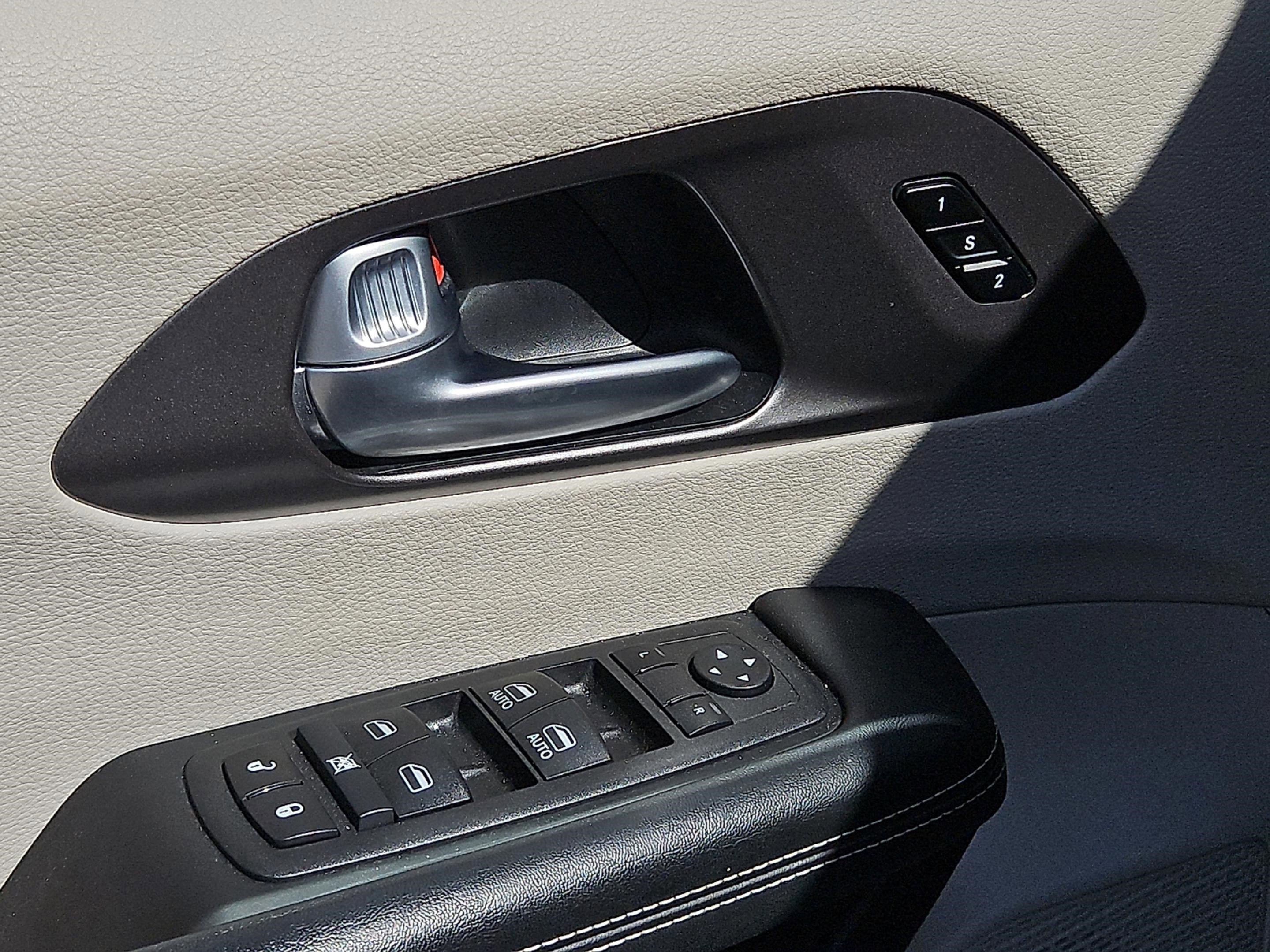 Used 2024 Silver Mist Clearcoat Chrysler Touring L image 10