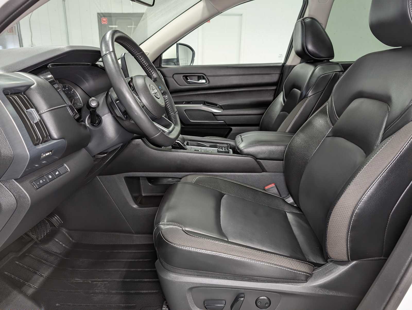 Used 2024 Pearl White Tricoat Nissan SL image 4