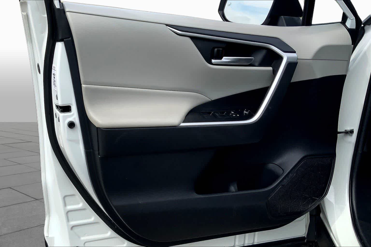 Used 2021 Super White Toyota XLE image 22