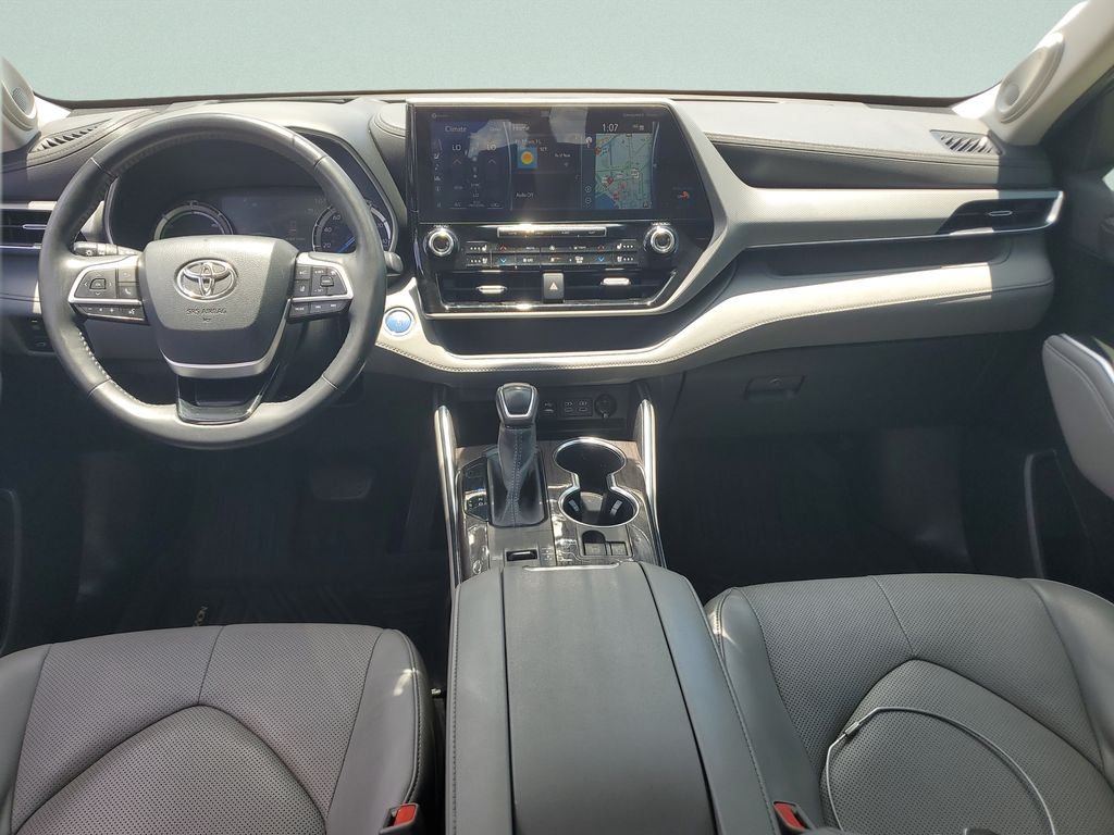 Used 2022  Toyota Platinum image 11