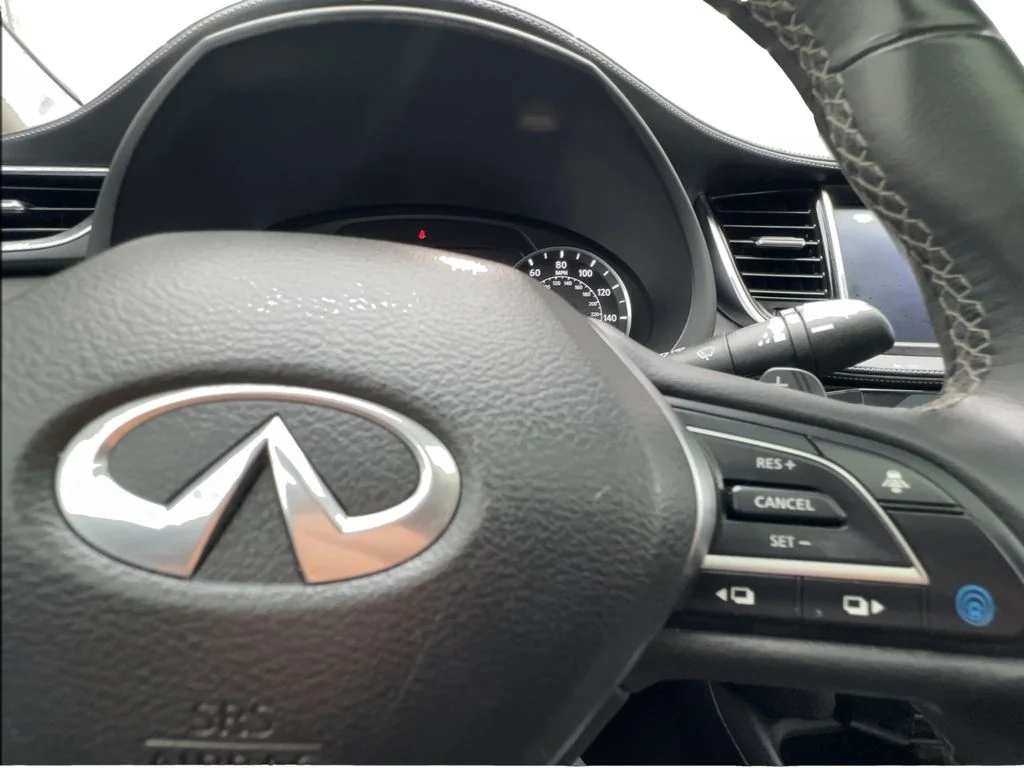 Used 2023 White INFINITI LUXE image 40
