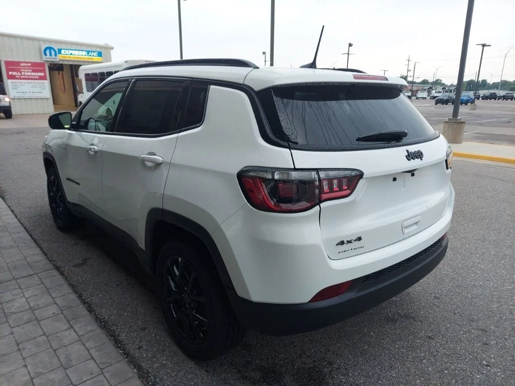 New 2026 Bright White Clearcoat Jeep Latitude image 5