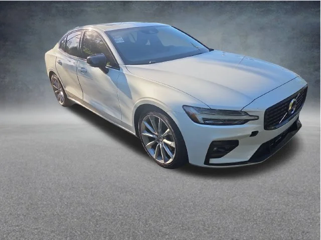 Used 2021 White Volvo T5 Momentum image 3
