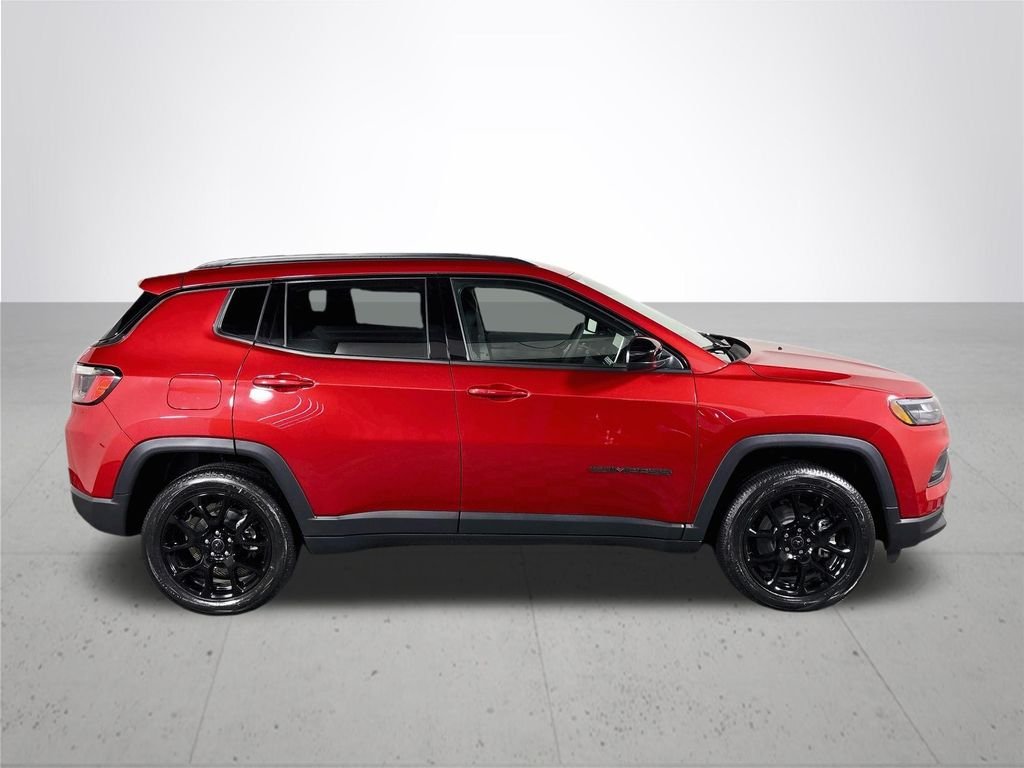 New 2026 Red Hot Pearl-Coat Exterior Paint Jeep Latitude image 5