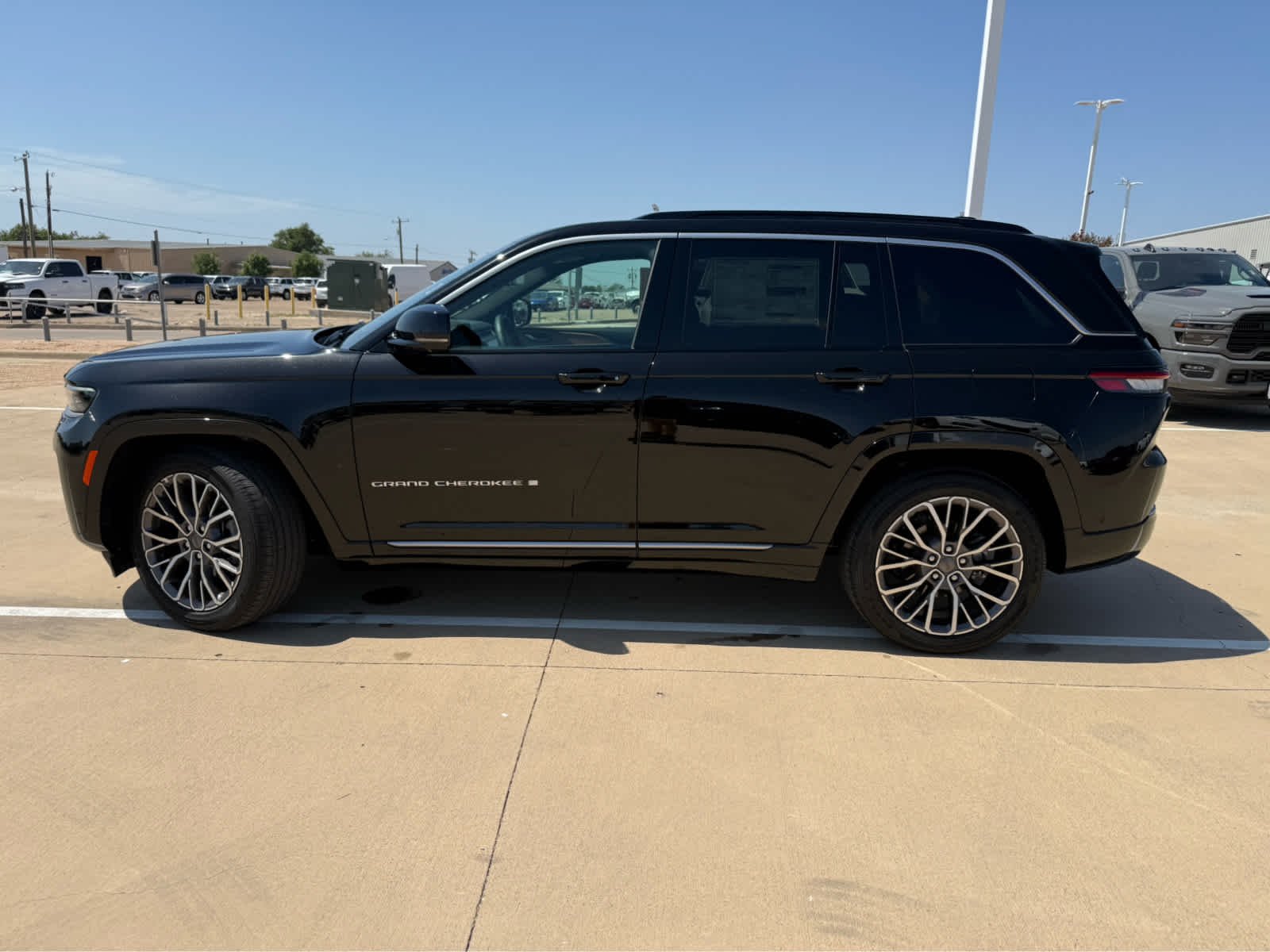 New 2026 Diamond Black Crystal Pearl-Coat Exterior Paint Jeep Summit image 9