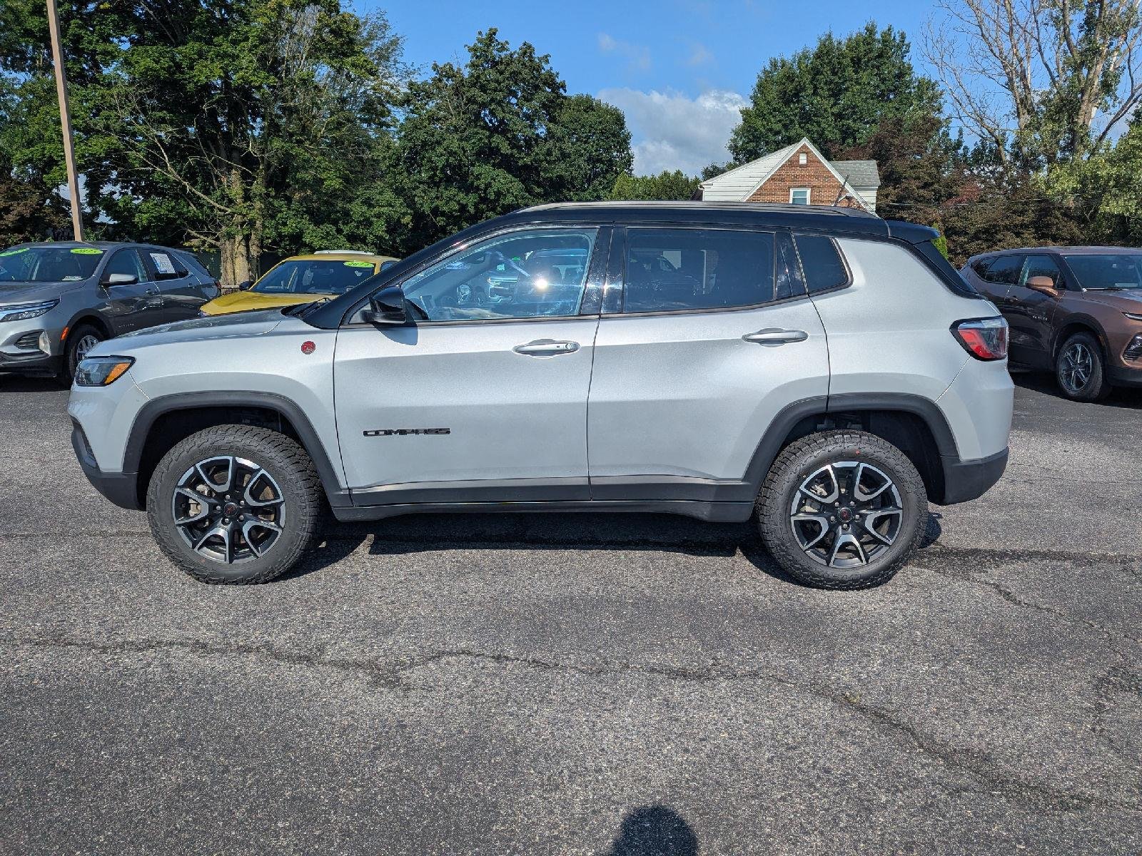 Used 2025 Silver Zynith Metallic Clearcoat Jeep Trailhawk image 4