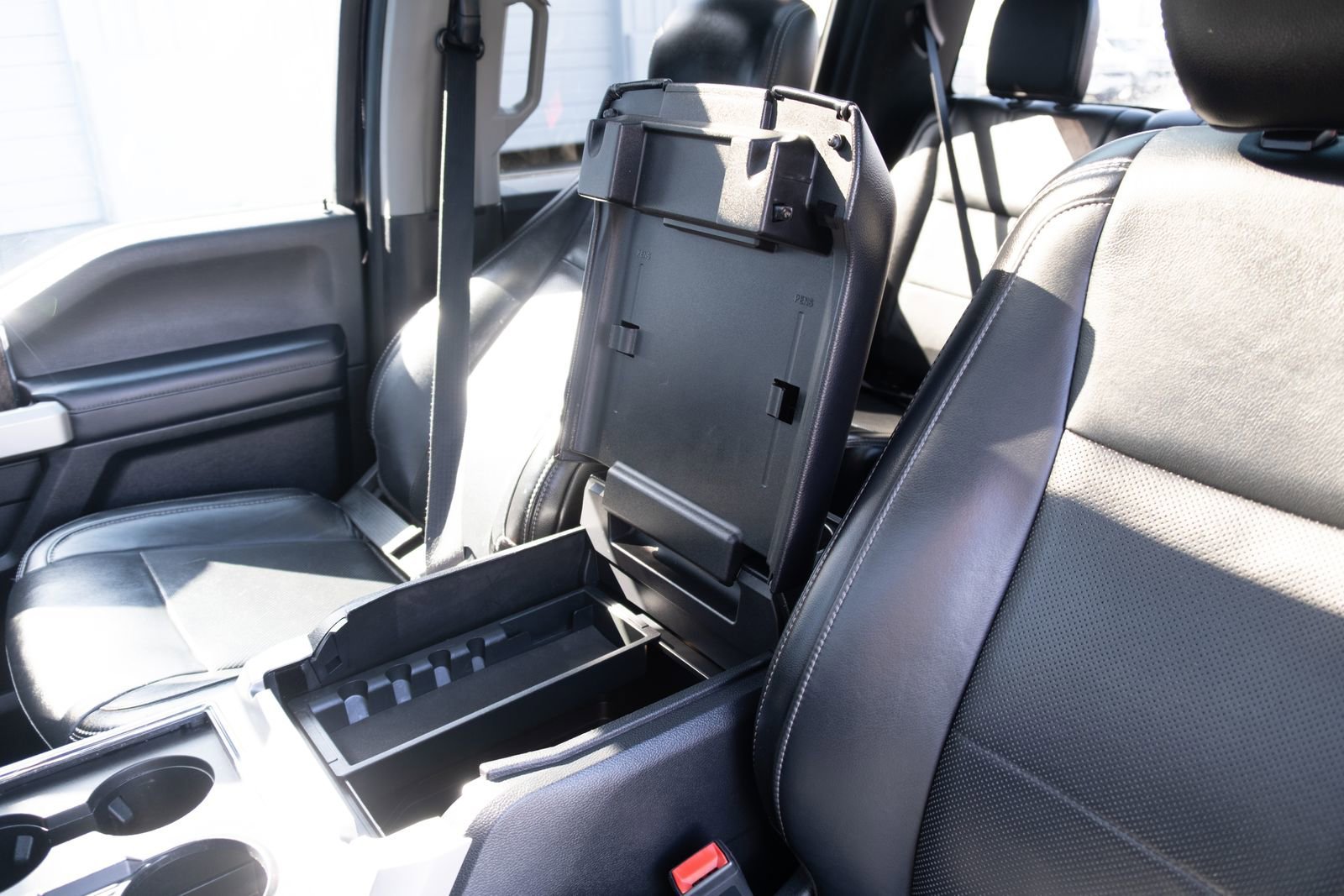 Used 2019  Ford Lariat image 8