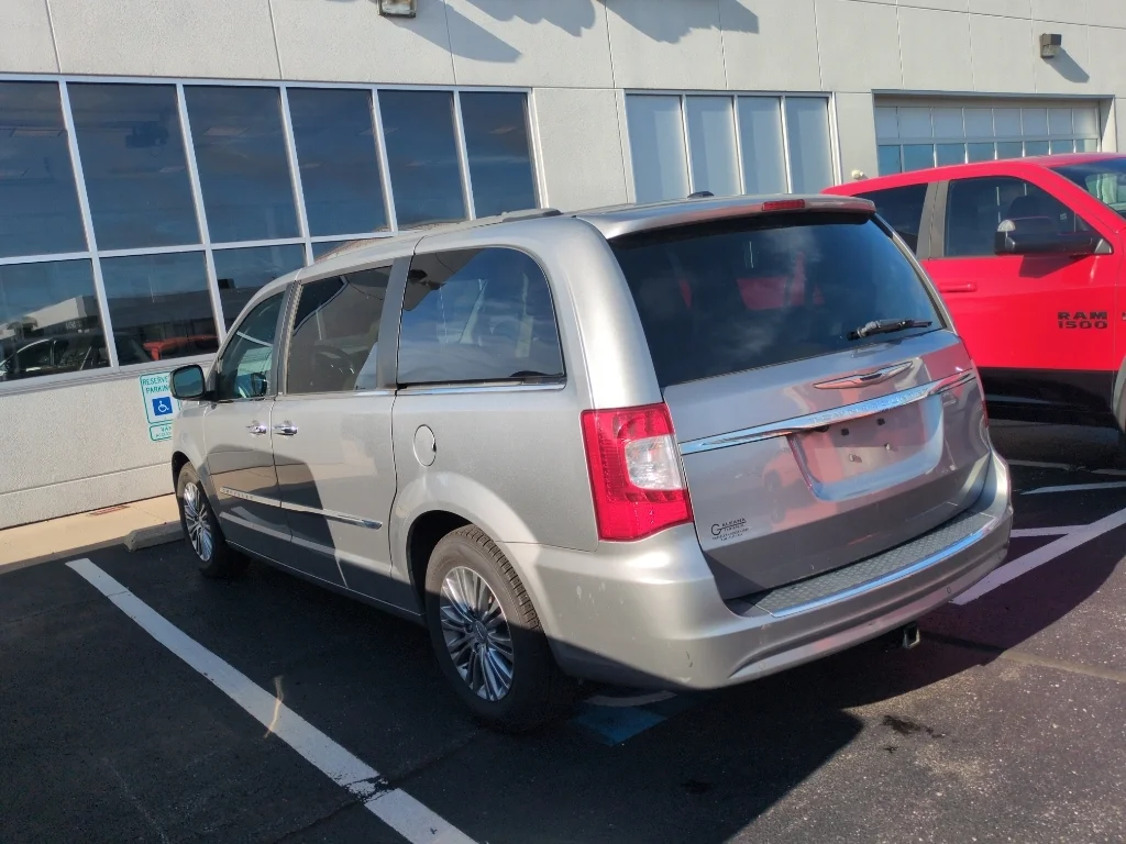 Used 2014 Billet Silver Metallic Clearcoat Chrysler Touring-L image 8