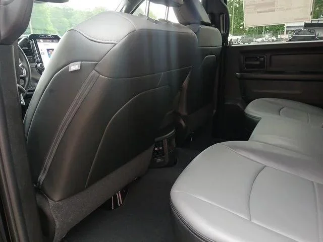 New 2026 Diamond Black Crystal Pearl-Coat Exterior Paint RAM TRADESMAN image 16