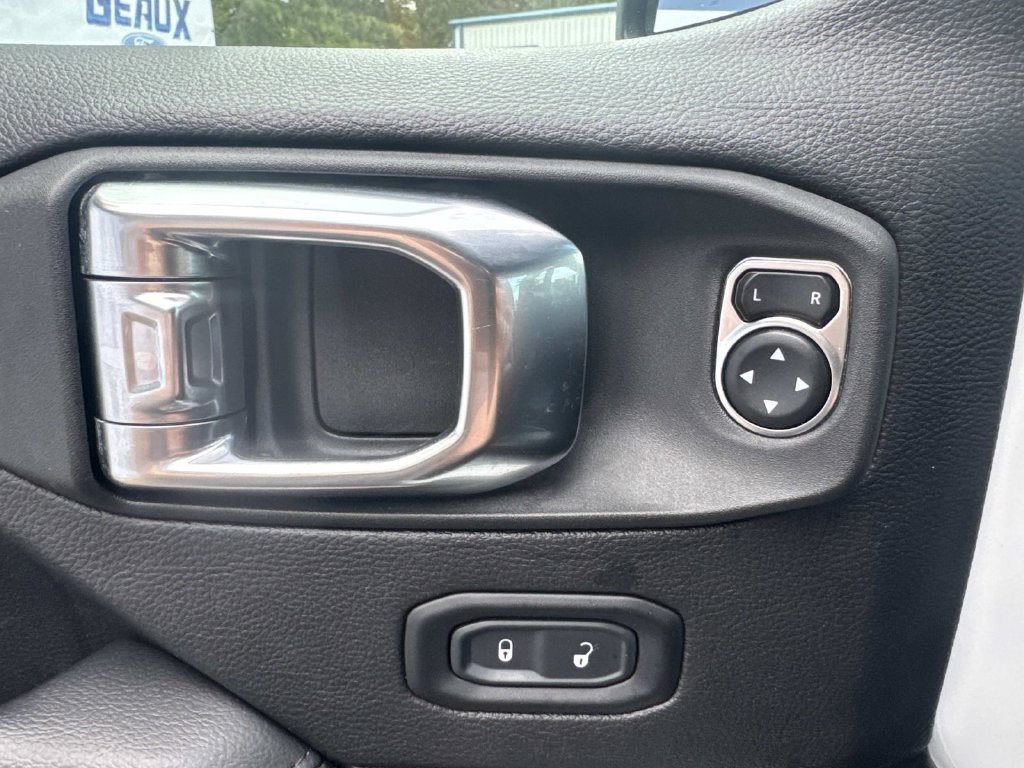 Used 2023 White Jeep Altitude image 38
