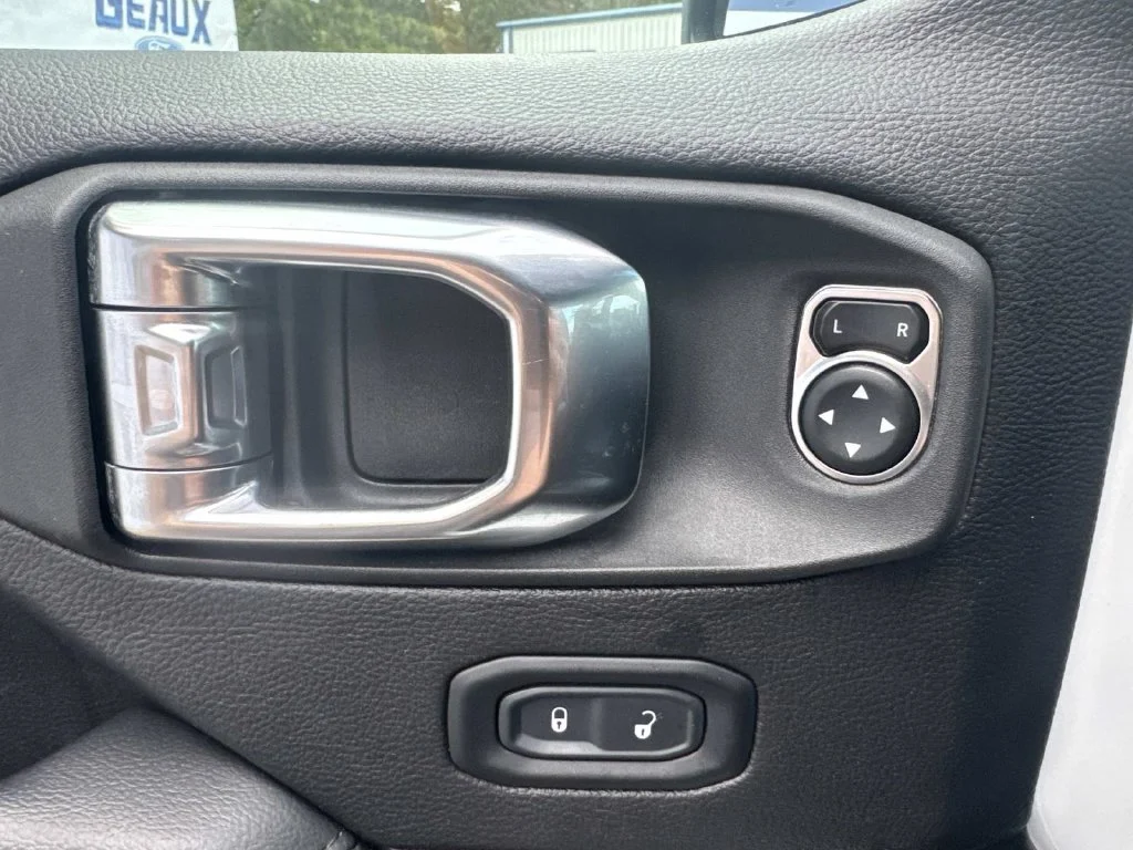 Used 2023 White Jeep Altitude image 38
