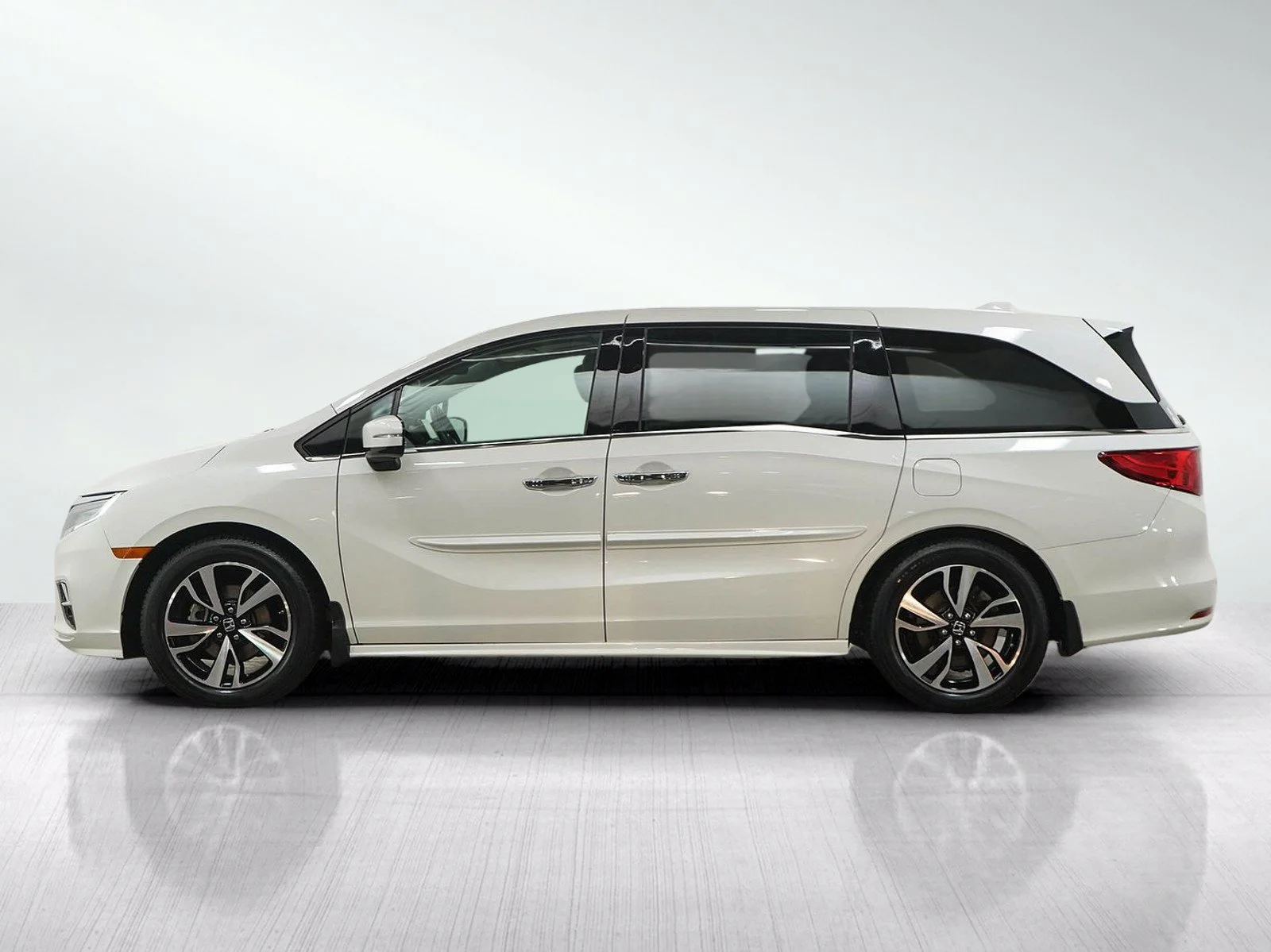 Used 2018 Platinum White Pearl Honda 5D WAGON ELITE image 2