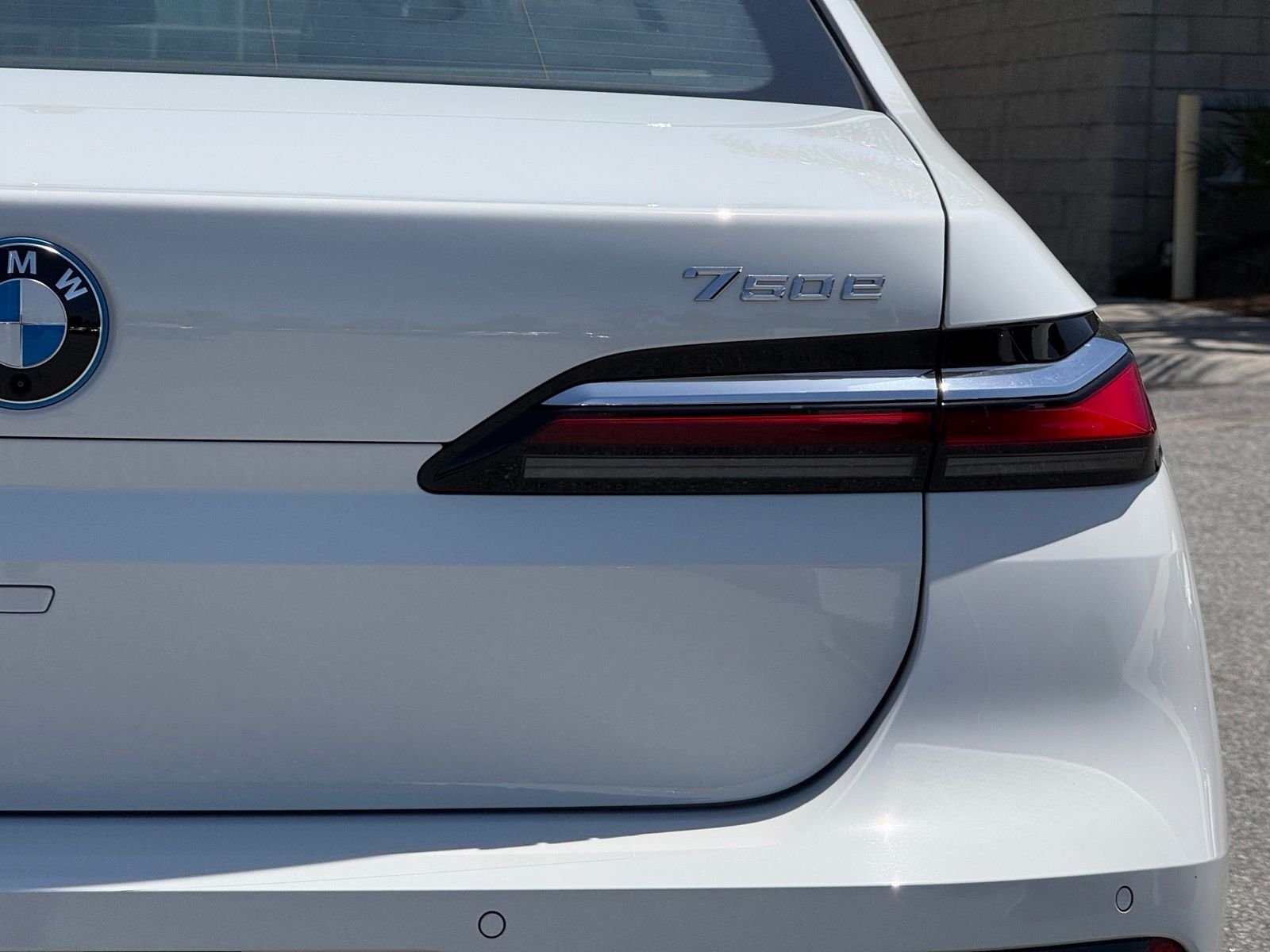 New 2026 Alpine White BMW 750e xDrive image 14