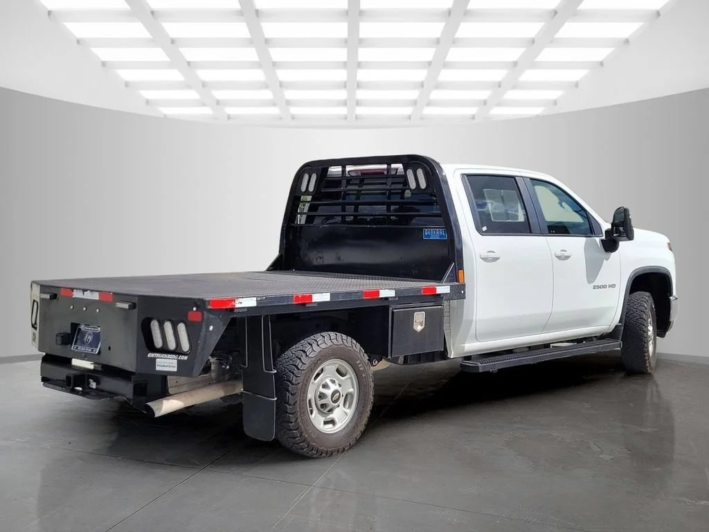Used 2024 Summit White Chevrolet LT image 4