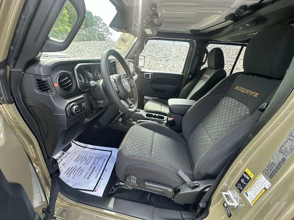Used 2025 Green Jeep Mojave image 17