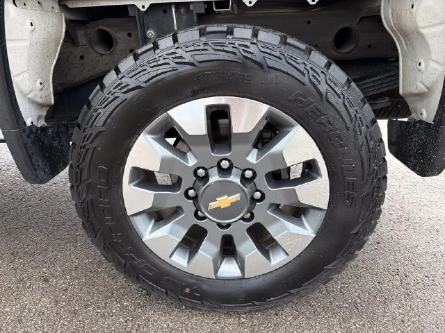 Used 2022 White Chevrolet Custom image 31