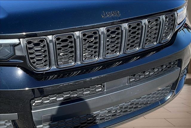 Used 2022 Black Jeep Altitude image 28