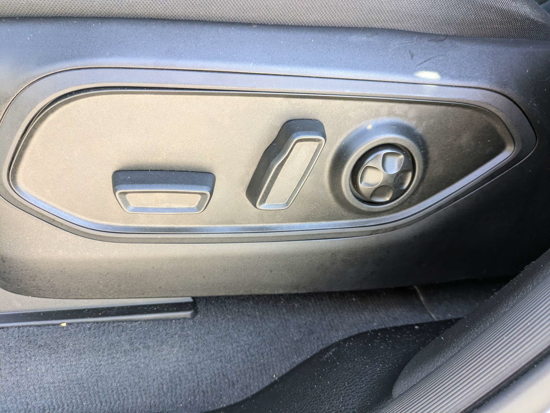 Used 2025 Silver Zynith Jeep Altitude image 23
