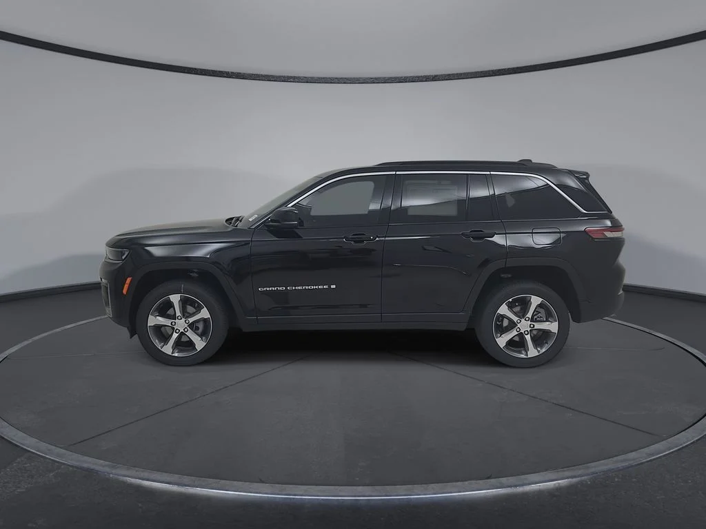 New 2026 Diamond Black Crystal Pearl-Coat Exterior Paint Jeep Limited image 8