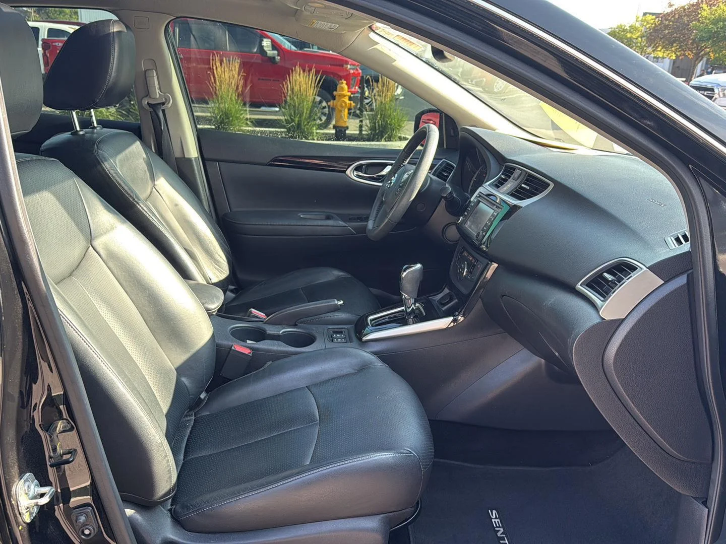 Used 2018 Super Black Nissan SL image 12