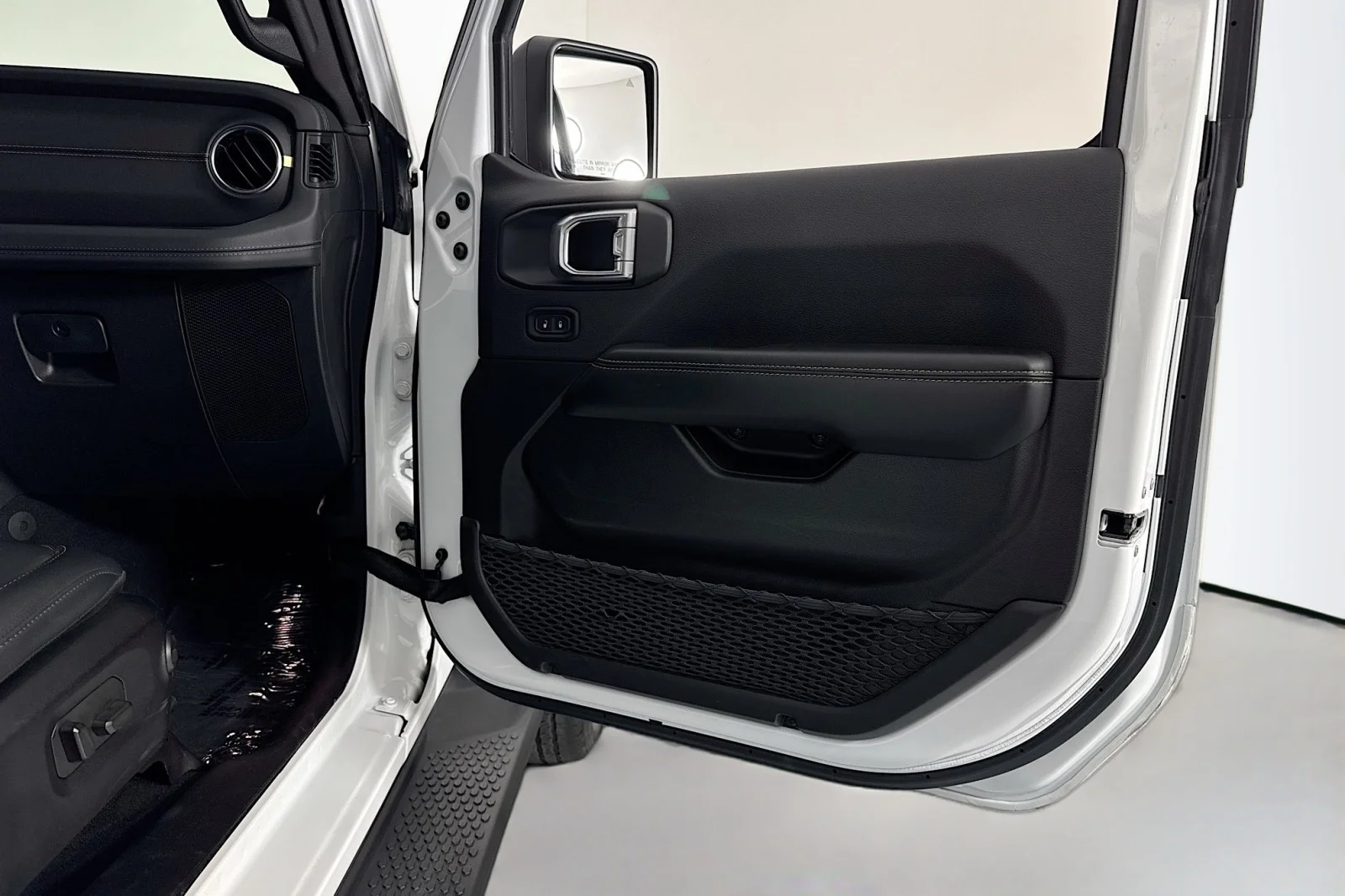 Used 2024 BRIGHT WHITE Jeep Sahara image 22