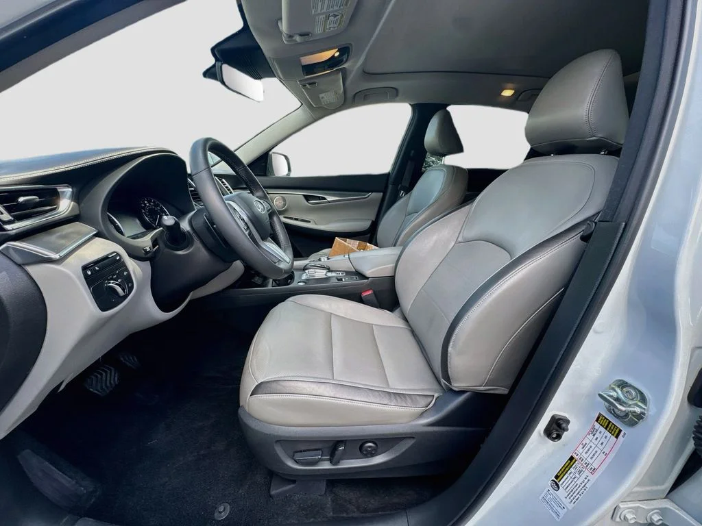 Certified Used 2023 White INFINITI LUXE image 22