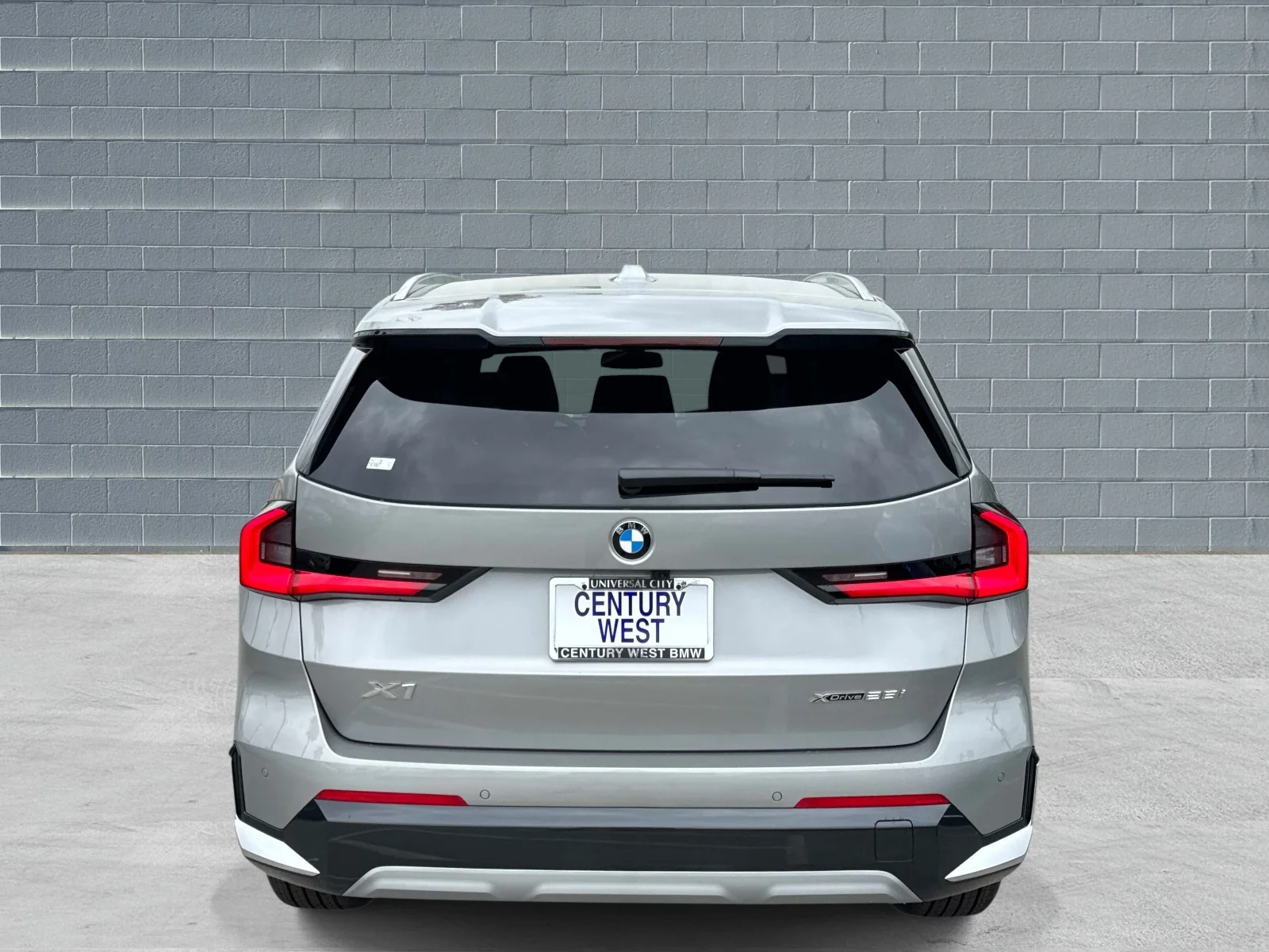 New 2026 Space Silver Metallic BMW xDrive28i Sports Activity Vehicle image 4