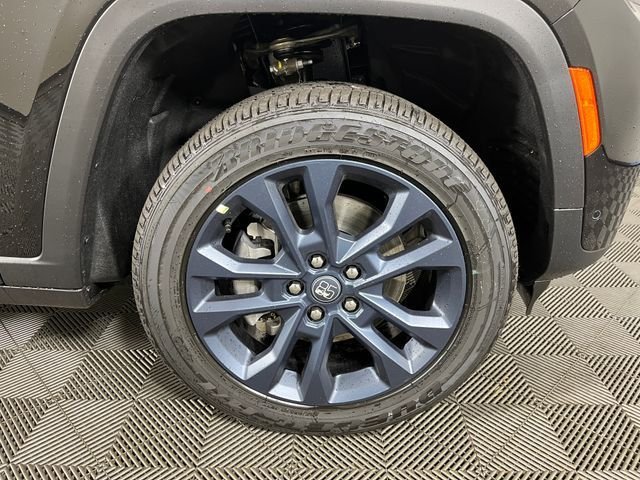 New 2026 Diamond Black Crystal Pearl-Coat Exterior Paint Jeep  image 5