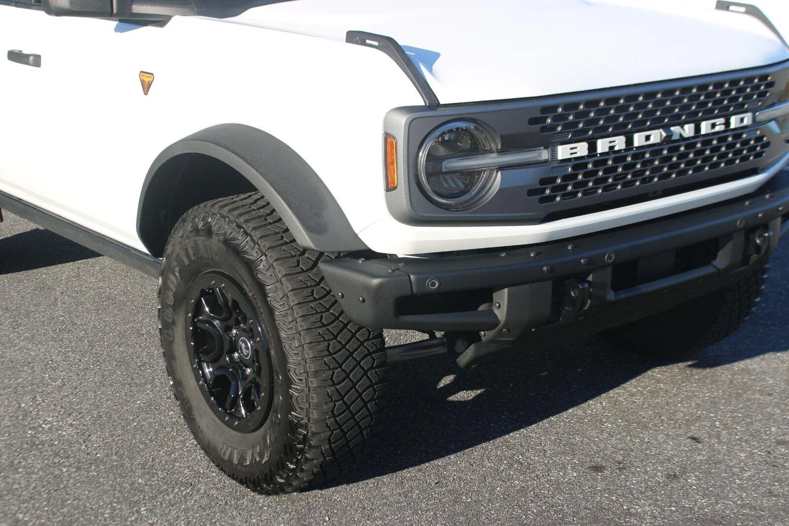 Used 2024 Oxford White Ford Badlands image 9
