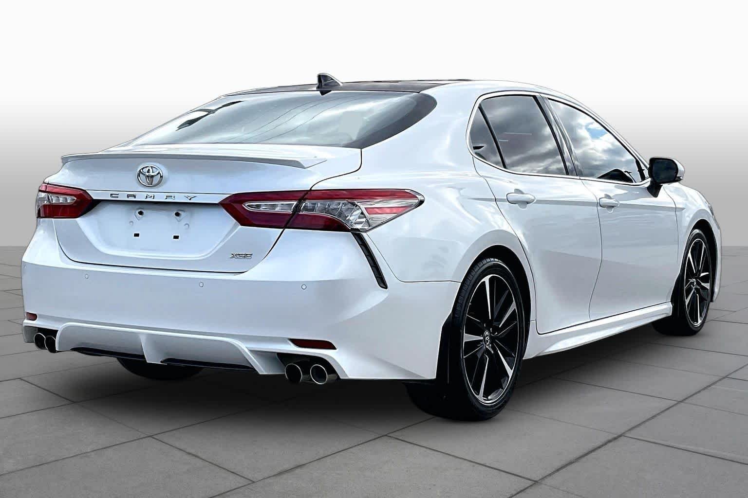 Used 2018 Wind Chill Pearl Toyota XSE V6 image 13