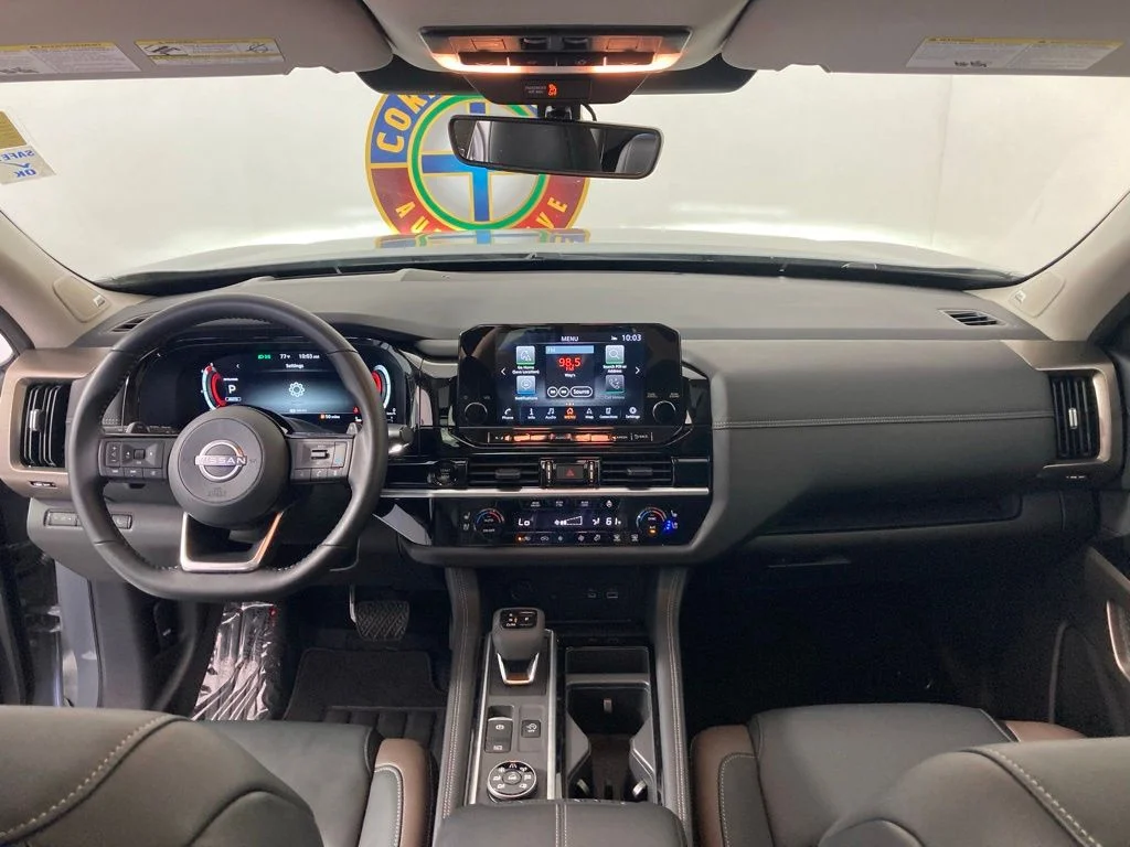 Used 2025 Gray Nissan Platinum image 9