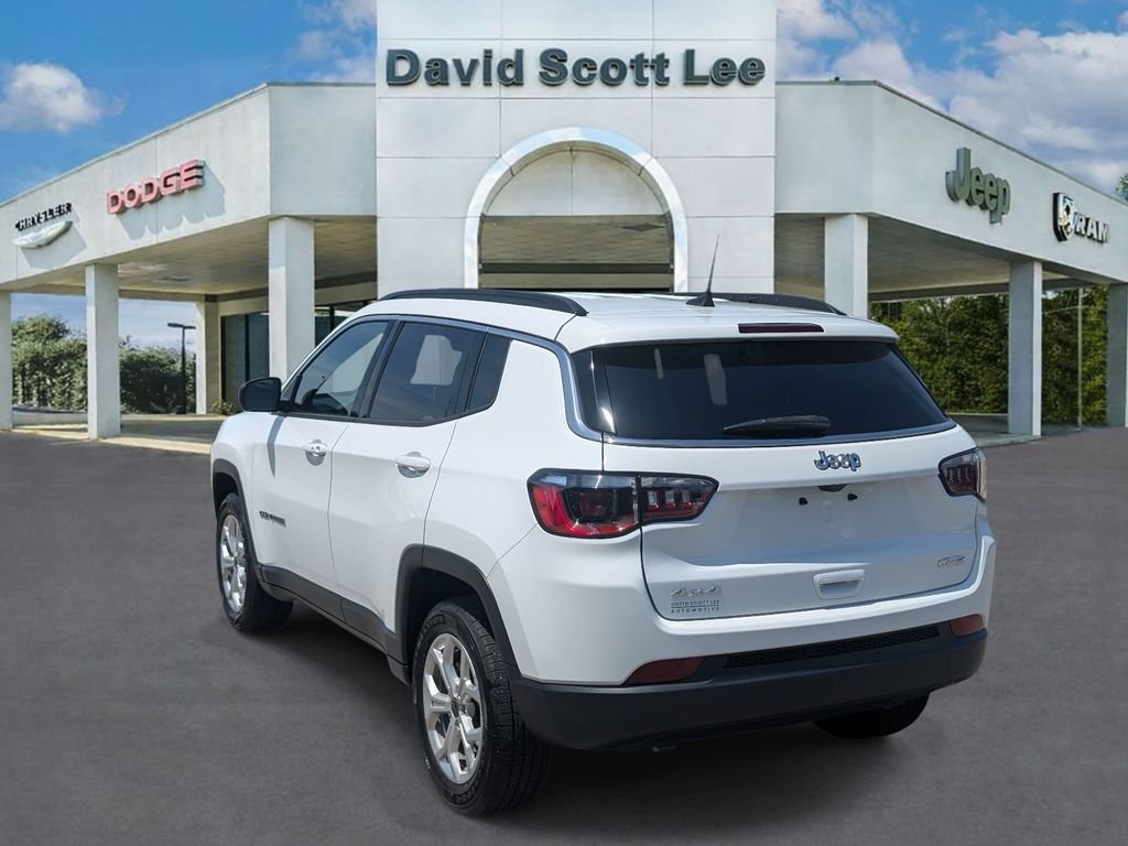 Used 2025 White Jeep Latitude image 8