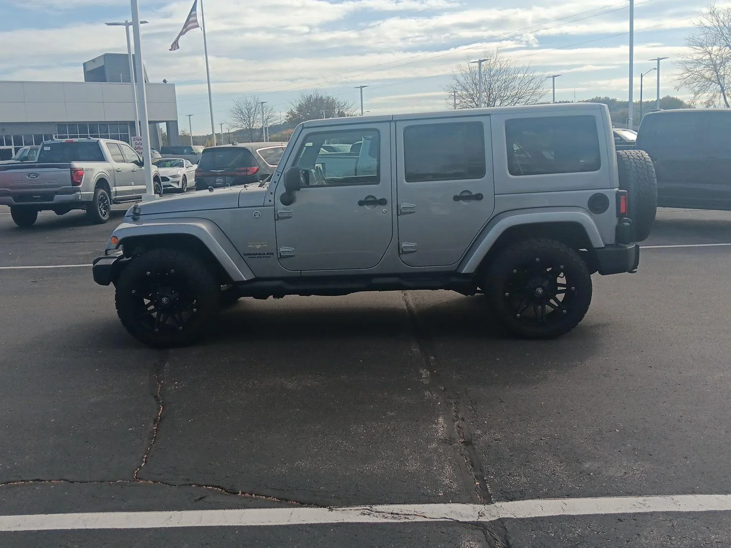 Used 2014 Billet Metallic Clearcoat Jeep Sahara image 9