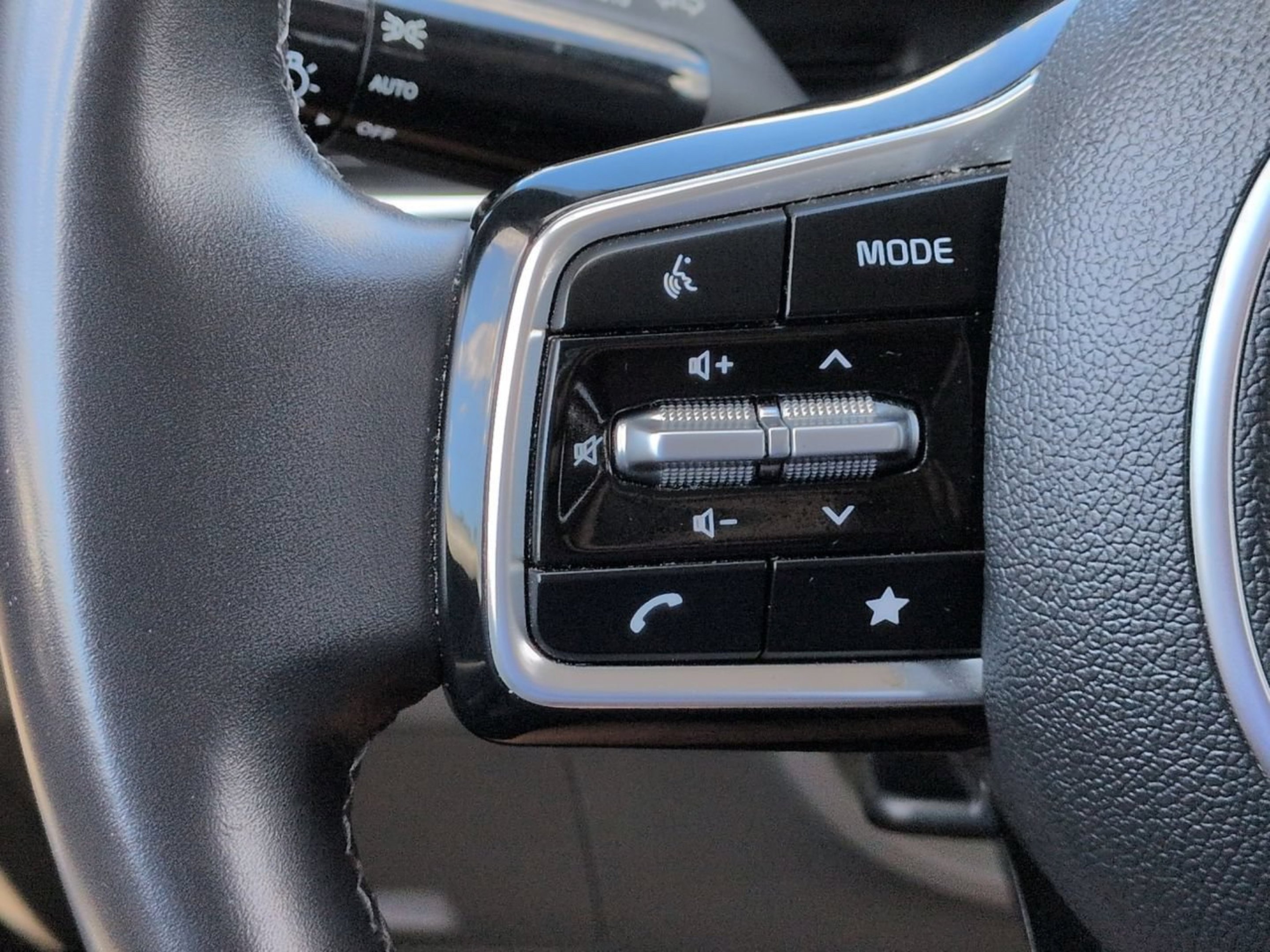 Certified Used 2025 Snow White Pearl Kia LXS image 24