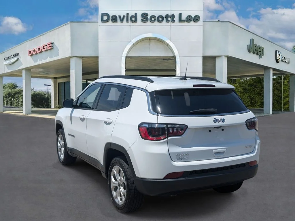 Used 2025 White Jeep Latitude image 8