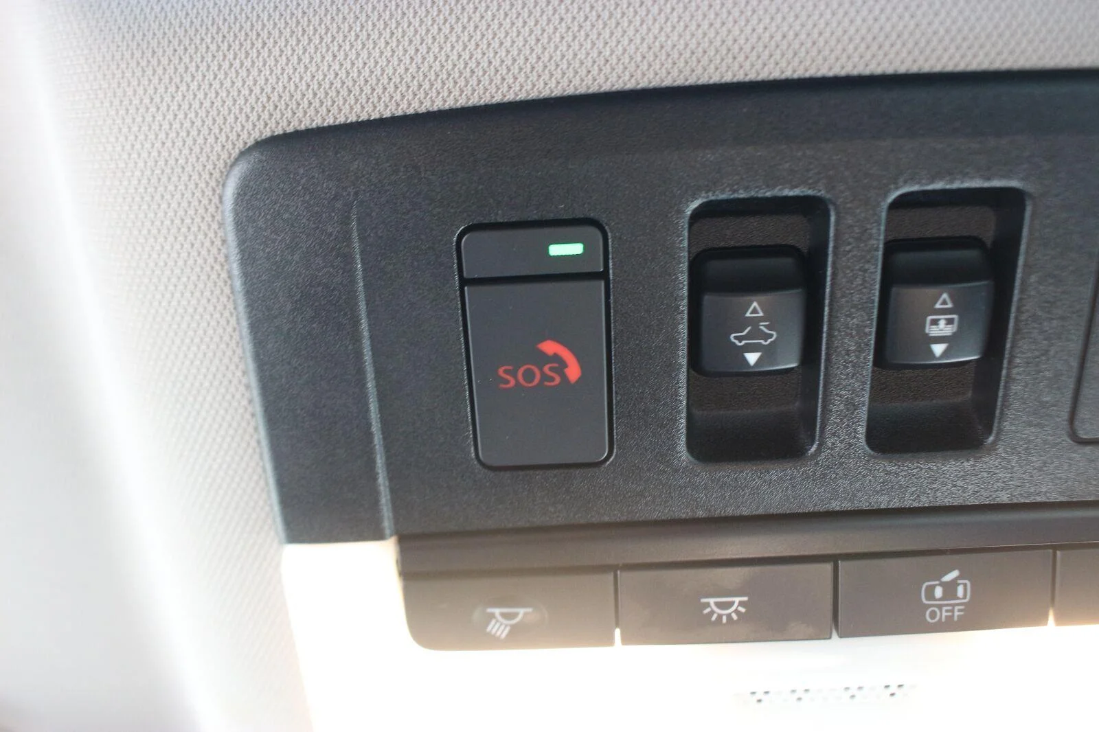 Used 2022 Gold Nissan Platinum image 33