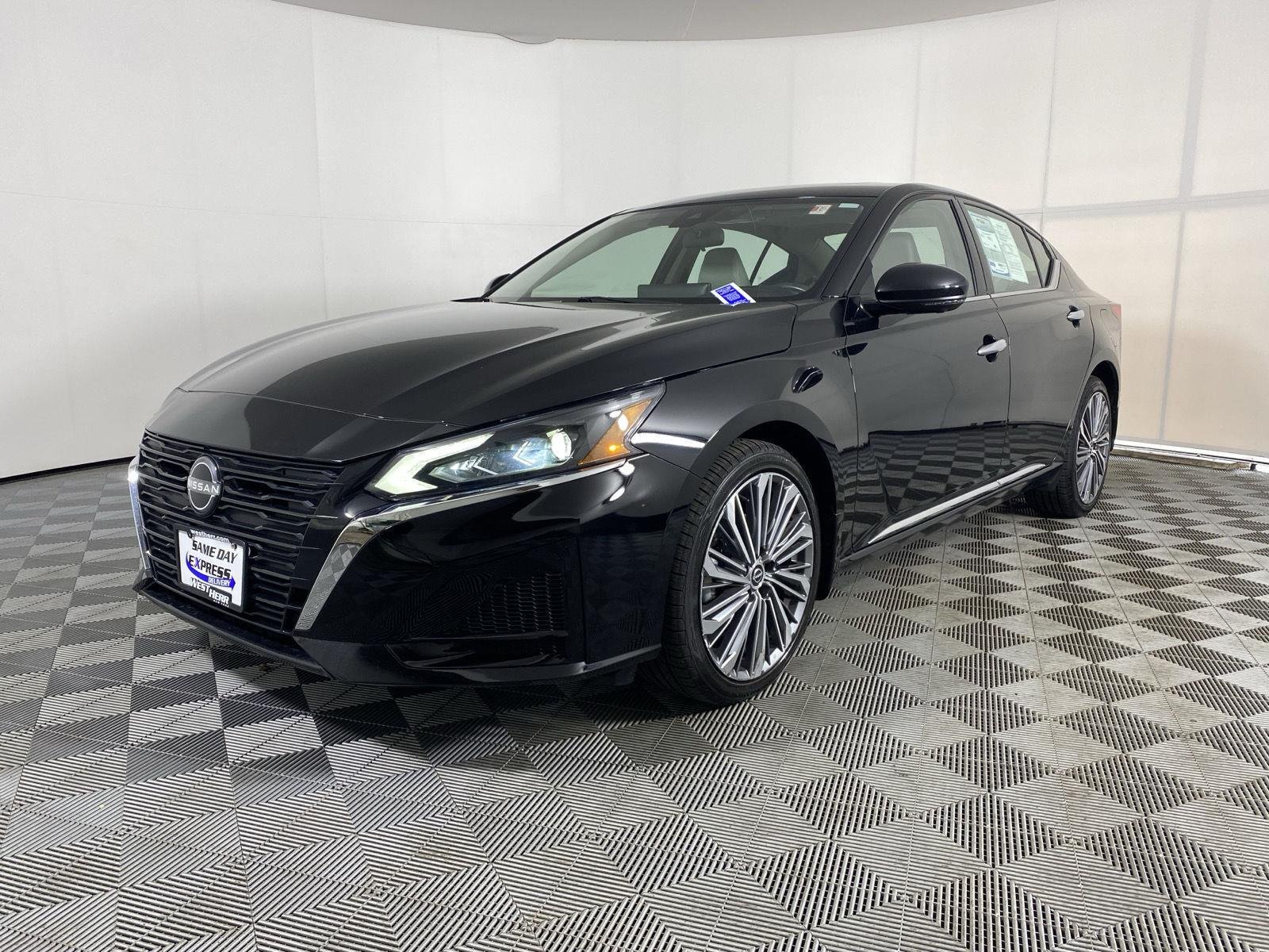 Used 2023 Super Black Nissan 2.5 SL image 3