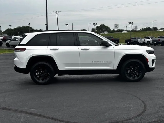 Used 2024 White Jeep Altitude image 8
