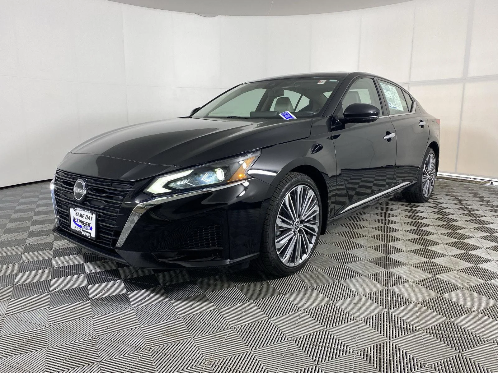 Used 2023 Super Black Nissan 2.5 SL image 3