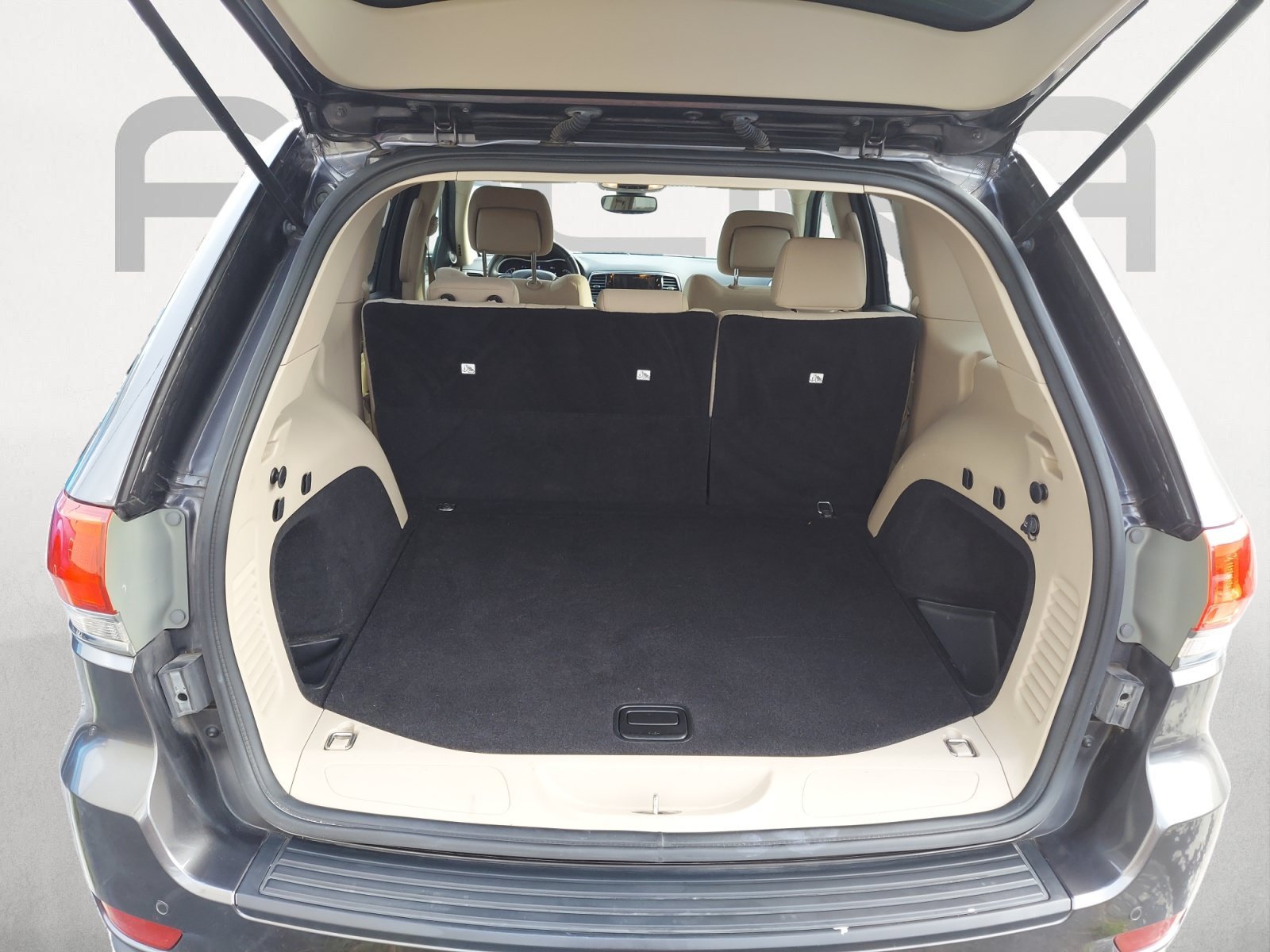 Used 2019 Granite Crystal Metallic Clearcoat Jeep Laredo E image 12