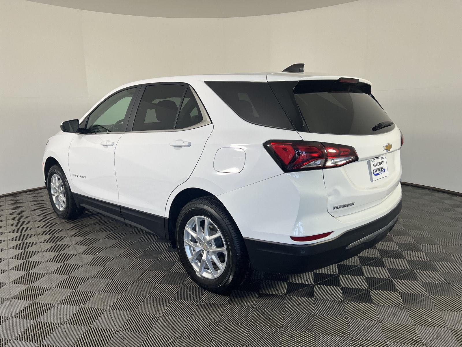 Used 2024 Summit White Chevrolet LT image 27