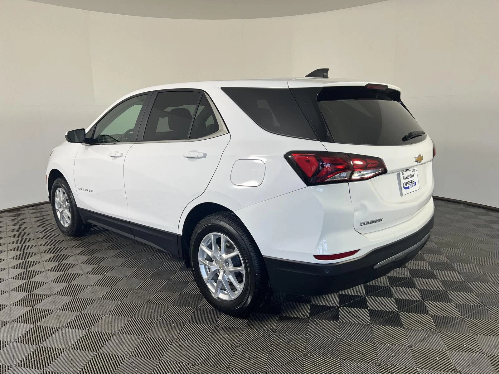 Used 2024 Summit White Chevrolet LT image 27